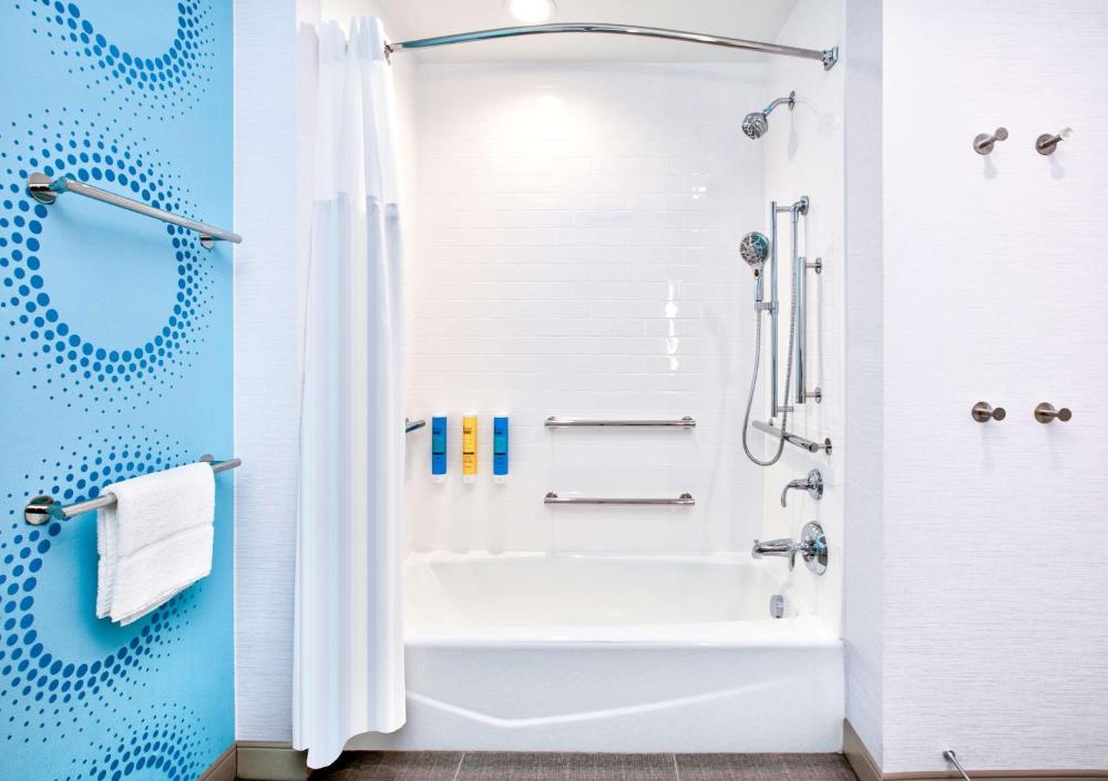 King Room with Bath Tub - Mobility Access interior